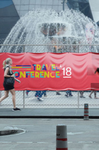 Capa de Porfólio da Comum Design