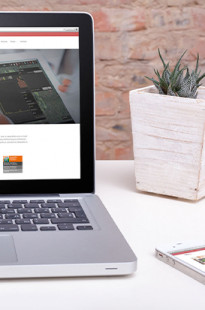 Capa de Porfólio da Comum Design