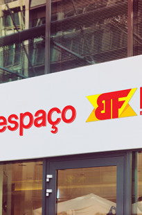 Capa de Porfólio da Comum Design